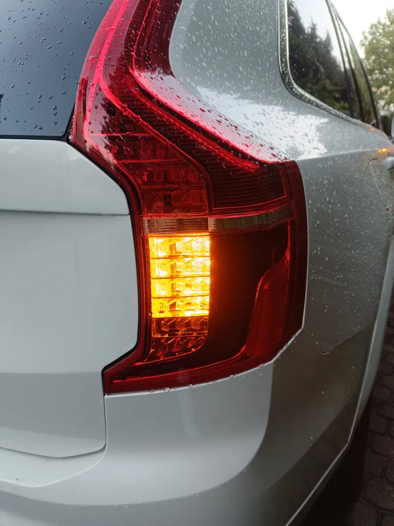Переробка фар Volvo XC з Америки: налаштування правильного світлового пучка